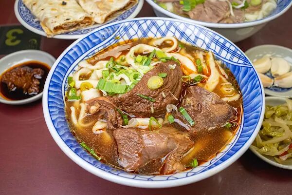 ▲▼台北中正區70年美食「清真黃牛肉麵館」，免費加湯加麵吃到爽，傳承不變的好味道！（圖／部落客美熊提供）