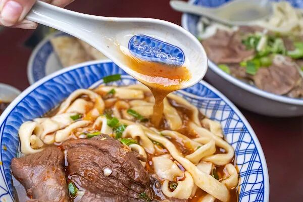 ▲▼台北中正區70年美食「清真黃牛肉麵館」，免費加湯加麵吃到爽，傳承不變的好味道！（圖／部落客美熊提供）