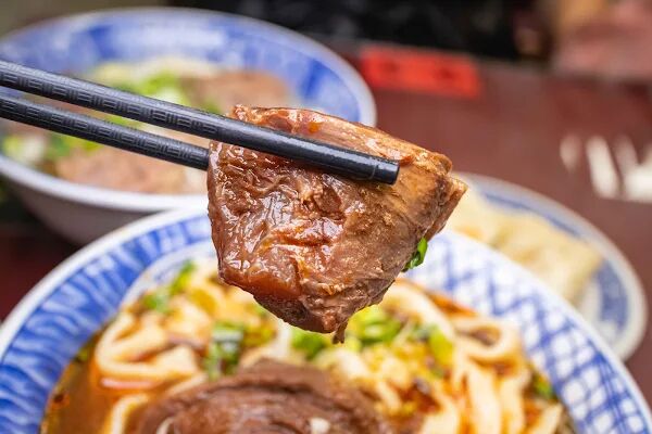 ▲▼台北中正區70年美食「清真黃牛肉麵館」，免費加湯加麵吃到爽，傳承不變的好味道！（圖／部落客美熊提供）