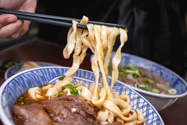 ▲▼台北中正區70年美食「清真黃牛肉麵館」，免費加湯加麵吃到爽，傳承不變的好味道！（圖／部落客美熊提供）