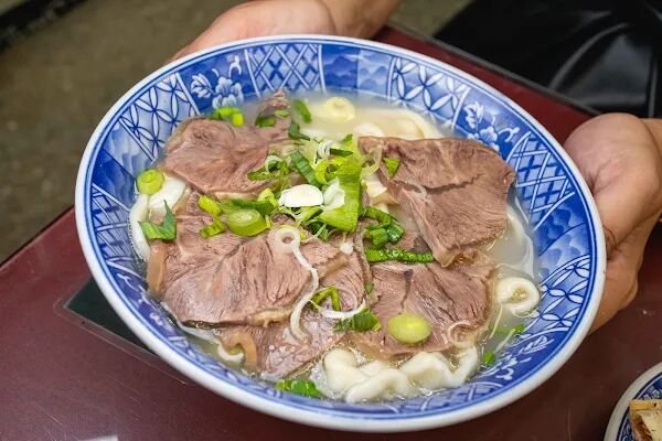▲▼台北中正區70年美食「清真黃牛肉麵館」，免費加湯加麵吃到爽，傳承不變的好味道！（圖／部落客美熊提供）