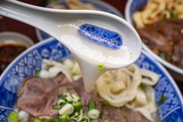 ▲▼台北中正區70年美食「清真黃牛肉麵館」，免費加湯加麵吃到爽，傳承不變的好味道！（圖／部落客美熊提供）