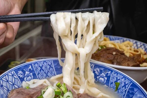 ▲▼台北中正區70年美食「清真黃牛肉麵館」，免費加湯加麵吃到爽，傳承不變的好味道！（圖／部落客美熊提供）