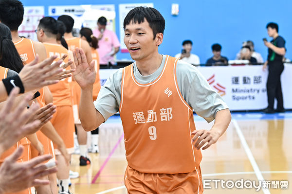 ▲▼新聞盃籃球賽，運動部長李洋親自上場對戰籃球記者聯隊。（圖／記者李毓康攝）