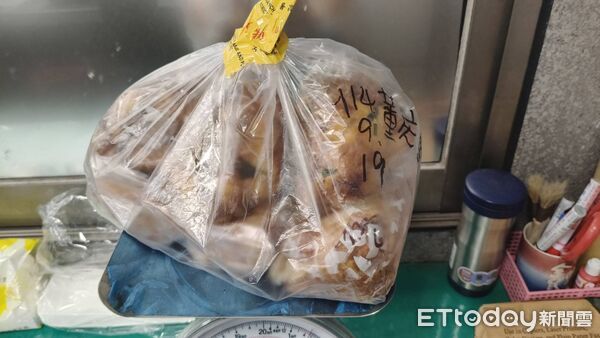 ▲▼男子攜帶肉鬆麵包欲入境，被海關查獲遣返。（圖／記者林名揚翻攝)