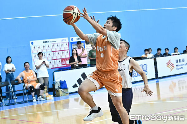 ▲▼新聞盃籃球賽，運動部長李洋親自上場對戰籃球記者聯隊。（圖／記者李毓康攝）