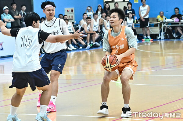 ▲▼新聞盃籃球賽，運動部長李洋親自上場對戰籃球記者聯隊。（圖／記者李毓康攝）