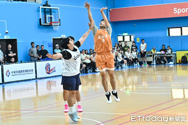 ▲▼新聞盃籃球賽，運動部長李洋親自上場對戰籃球記者聯隊。（圖／記者李毓康攝）
