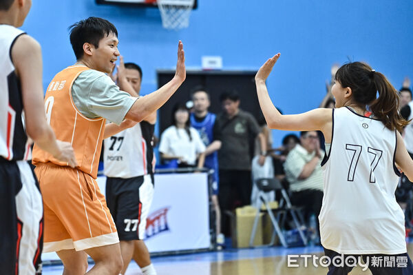 ▲▼新聞盃籃球賽，運動部長李洋親自上場對戰籃球記者聯隊。（圖／記者李毓康攝）