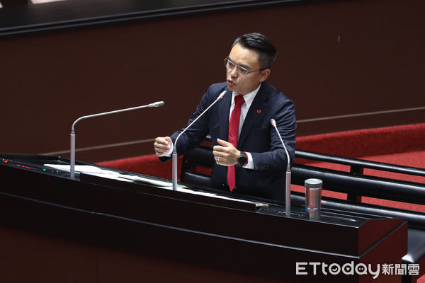 ▲立委洪孟楷出席審計長同意權案審查會。（圖／記者林敬旻攝）