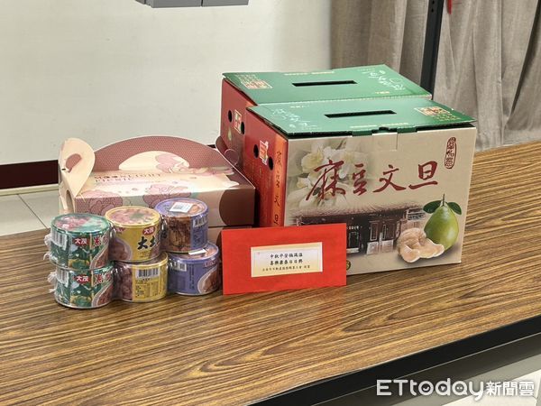 ▲台南市安平區建平里愛心會持續舉辦中秋捐助活動，里長傅建峰與工會、善心人士共同送暖。（記者林東良翻攝，下同）
