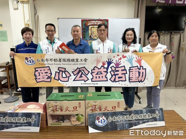 ▲台南市安平區建平里愛心會持續舉辦中秋捐助活動，里長傅建峰與工會、善心人士共同送暖。（記者林東良翻攝，下同）