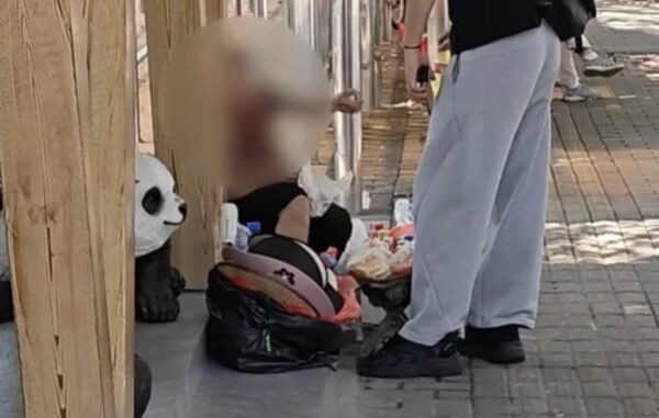 ▲▼上海景區出現「腥味可樂」　疑撿「用過空瓶」重灌販售。（圖／翻攝看看新聞）