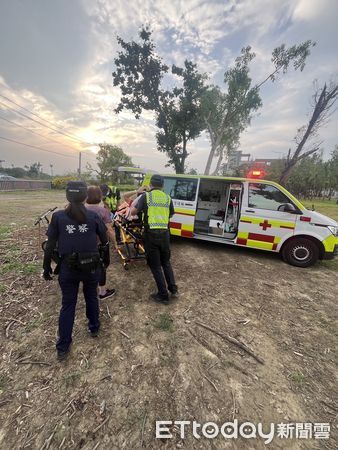 ▲▼   【布袋警協助跌倒婦人 迅速送醫展現暖警精神】  。（圖／布袋分局提供）