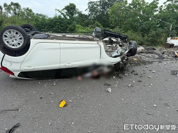 ▲台南市佳里區麻佳路發生自小客車翻覆事故，消防人員出動搶救史姓駕駛脫困送醫。（記者林東良翻攝，下同）
