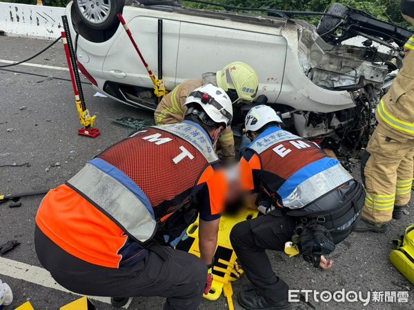 ▲台南市佳里區麻佳路發生自小客車翻覆事故，消防人員出動搶救史姓駕駛脫困送醫。（記者林東良翻攝，下同）