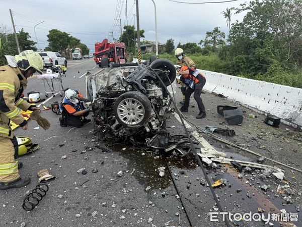 ▲台南市佳里區麻佳路發生自小客車翻覆事故，消防人員出動搶救史姓駕駛脫困送醫。（記者林東良翻攝，下同）