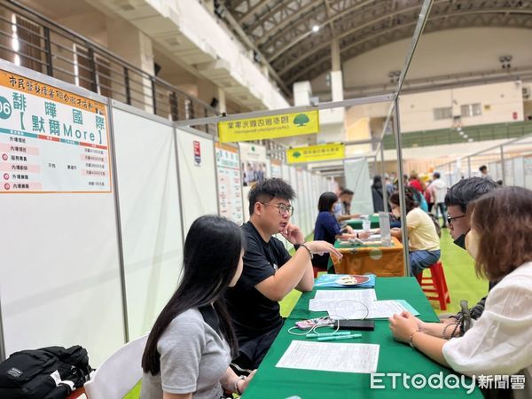 ▲▼月薪最高70K！高雄36廠商「聯合徵才」來了　狂釋1200職缺 。（圖／記者賴文萱翻攝）