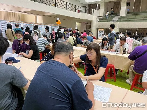 ▲▼月薪最高70K！高雄36廠商「聯合徵才」來了　狂釋1200職缺 。（圖／記者賴文萱翻攝）