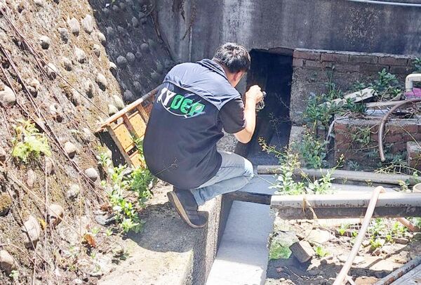 ▲桃園市環保局今天接獲檢舉，桃園區春日路某豆乾工廠違規排放廢水，稽查人員立即趕往現場稽查蒐證。（圖／桃市環保局提供）
