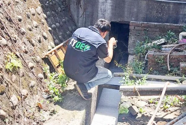 ▲桃園市環保局今天接獲檢舉，桃園區春日路某豆乾工廠違規排放廢水，稽查人員立即趕往現場稽查蒐證。（圖／桃市環保局提供）