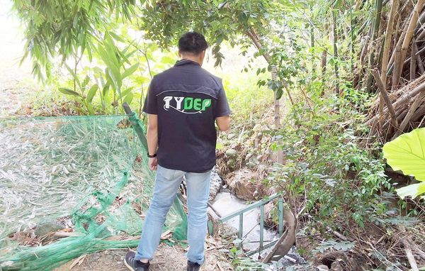 ▲桃園市環保局稽查人員今天在桃園區春日路某豆乾工廠附近稽查蒐證。（圖／桃市環保局提供）