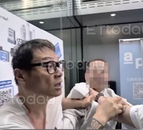 ▲香港直播主Ted遭到攻擊，滿臉鮮血             。（圖／記者吳奕靖翻攝）