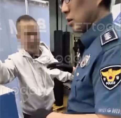 ▲香港直播主Ted遭到攻擊，滿臉鮮血             。（圖／記者吳奕靖翻攝）