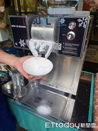 ▲▼   「酪梨三冠王」沈世政攜手嘉義大學推出創新冰品，酪梨牛奶雪花冰獲好評   。（圖／嘉義縣政府提供）