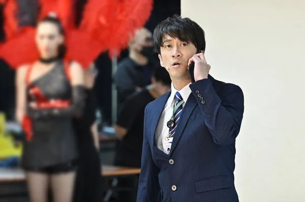 ▲準新郎陳漢典在舞台劇《明星養老院》與許多資深明星有許多精彩對手戲。（圖／金星文創提供）