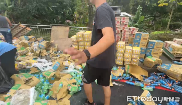 ▲▼聯結車疑似車門沒關好，導致飲料散落一地。（圖／記者郭世賢翻攝）