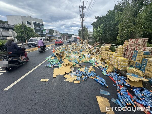 ▲▼聯結車疑似車門沒關好，導致飲料散落一地。（圖／記者郭世賢翻攝）