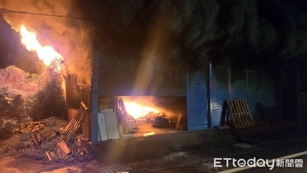 ▲台南市東山區木材工廠鐵皮建築19日晚間竄出火舌，警消到場全力搶救中。（民眾提供，下同）