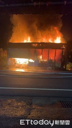 ▲台南市東山區木材工廠鐵皮建築19日晚間竄出火舌，警消到場全力搶救中。（民眾提供，下同）