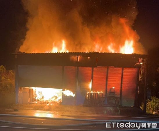 ▲台南市東山區木材工廠鐵皮建築19日晚間竄出火舌，警消到場全力搶救中。（民眾提供，下同）