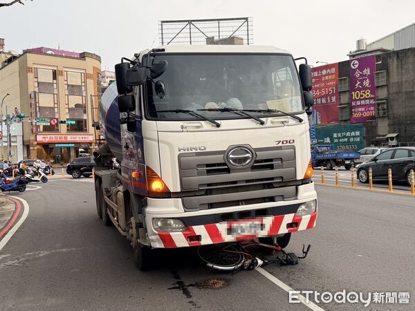 ▲▼桃園發生嚴重車禍，腳踏車騎士與水泥預拌車發生碰撞，騎士失去呼吸心跳。（圖／記者楊熾興翻攝）