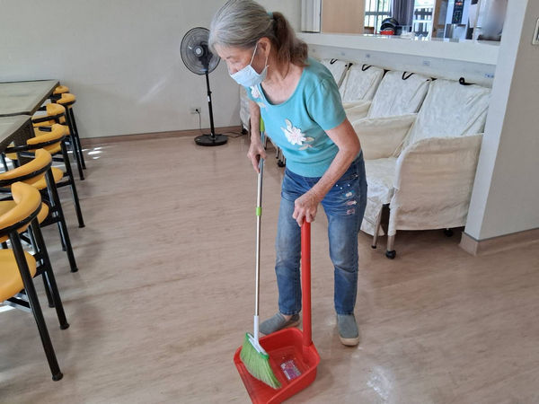 ▲桃榮護理長張婉柔提供照顧失智症四大心法