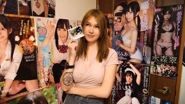 小艾透露他主要收入來源，只靠一兩個賺海外市場的女模。「就像演藝圈，你不需要一堆小藝人，你只要有一個蔡依林就夠了。」（翻攝自小艾臉書）