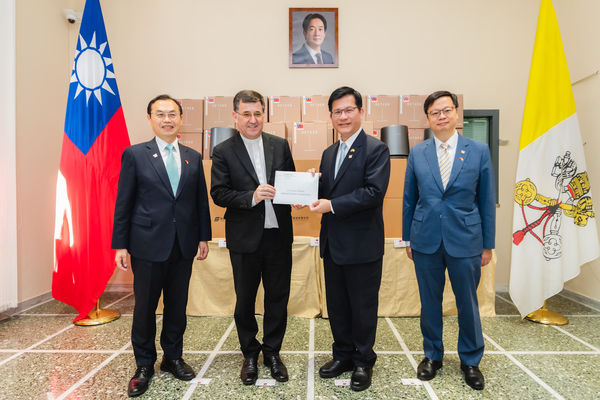 ▲▼ 外交部長林佳龍在駐教廷大使館代表政府捐贈10萬歐元予天主教修會。（圖／翻攝林佳龍臉書）