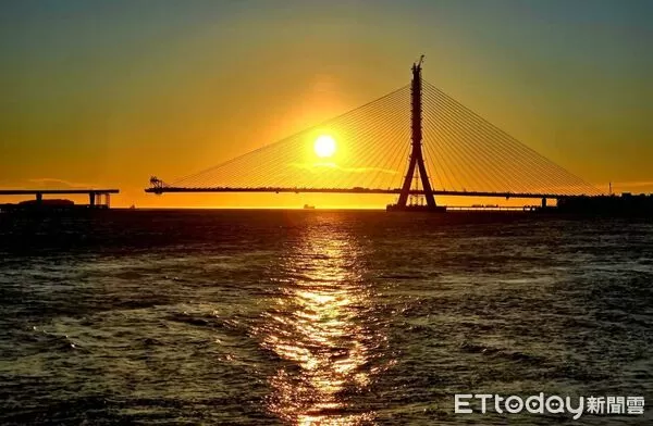 ▲▼淡江大橋,夕照,夕陽。（圖／公路局提供）