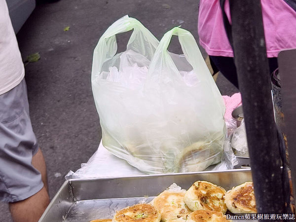 ▲▼台北善導寺美食推薦立院三寶「立法院生煎包」，人氣小吃鄉民激推水煎包必吃名單外帶。（圖／部落客DARREN提供）