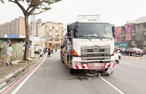 ▲桃園市林姓男子昨天下午駕駛預拌水泥車沿桃園區文中路右轉大興西路三段時，失控輾過自行車，導致林姓騎士卡在輪下送醫急救仍不治。（圖／桃園警方提供）