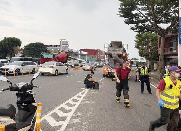 ▲桃園警方昨天傍晚在事故現場處理，自行車騎士緊急送醫急救。（圖／桃園警方提供）