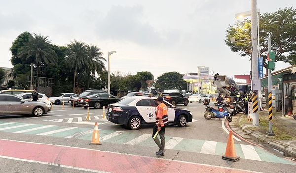 ▲桃園警方與義消昨天傍晚在事故現場處理，自行車騎士緊急送醫急救後仍宣告不治。（圖／桃園警方提供）