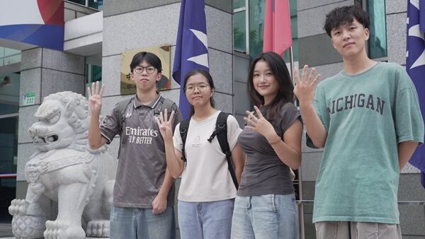 ▲▼神秘正妹貝貝幫抽號，郝龍斌曝與她的淵源。（圖／翻攝臉書／郝龍斌）