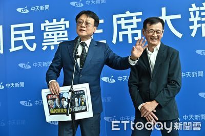 直擊／「我就是要參加辯論！」　卓伯源衝會場怒轟中天：不要臉