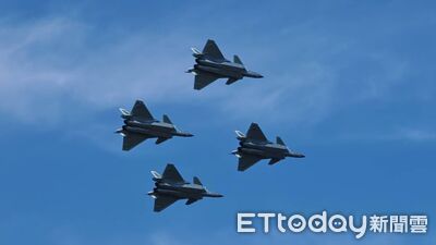 解放軍官兵狂喊別推！　搶看長春航空展殲-20「首次」靜態亮相