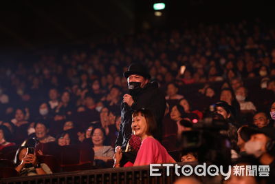 直擊/玉女掌門人開唱「黑衣人突闖入鬧場」 還衝上台脫褲...全場驚叫