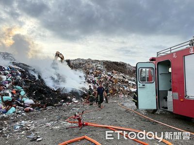 花蓮市垃圾場沼氣外洩自燃!火勢2小時撲滅悶燒 水車待命監控