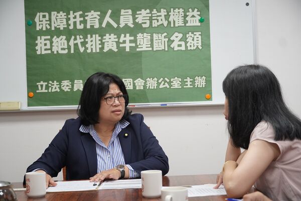 ▲▼考生向王美惠陳情。（圖／王美惠國會辦公室提供）